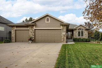 7607 Overview St, Papillion, NE 68046