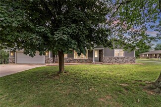 607 W 13th St, Carrollton, MO 64633