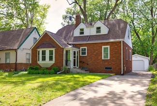 2014 39th St, Des Moines, IA 50310