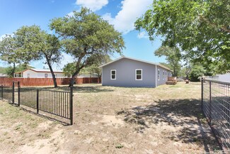 22806 Shady Forest Dr, Elmendorf, TX 78112