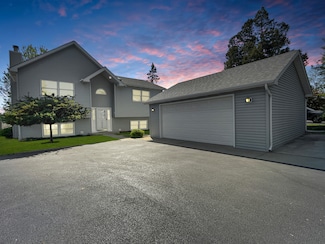 1905 E Grand Ave, Lindenhurst, IL 60046