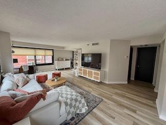 26 10th St W Unit 402, Saint Paul, MN 55102