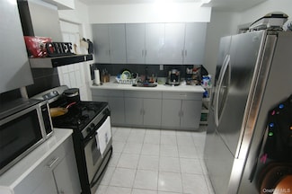 8611 256th St, Floral Park, NY 11001