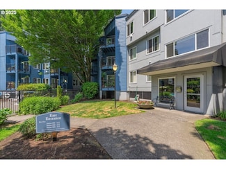 8720 SW Tualatin Rd Unit 204, Tualatin, OR 97062