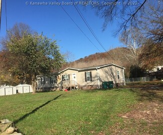 304 1st Ave, Poca, WV 25159