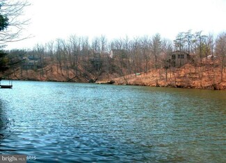 1083 Lakeview Dr, Cross Junction, VA 22625