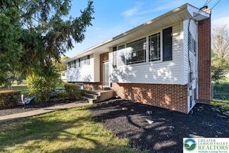 7512 S Main St, Coopersburg, PA 18036