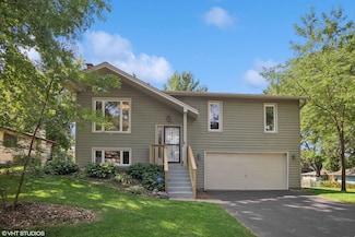 11 Hickory Ln, Algonquin, IL 60102