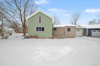 621 Lockwood St, Chesaning, MI 48616