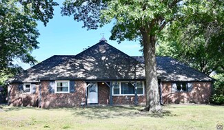 2236 SW Crest Dr, Topeka, KS 66614