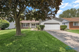 864 Maple Ln, Waterville, OH 43566