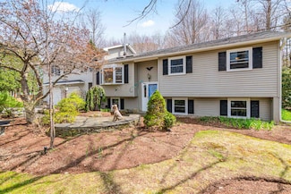 4 Whipple Dr, Essex Junction, VT 05452