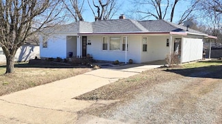 1048 W 3rd St, West Plains, MO 65775