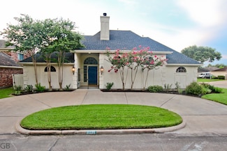 3235 Country Club Blvd, Stafford, TX 77477