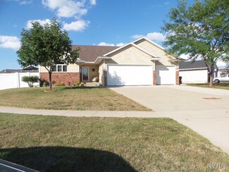 904 Clairmont Cir, Sergeant Bluff, IA 51054