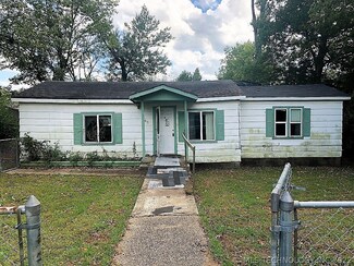 612 E 6th St, Hulbert, OK 74441