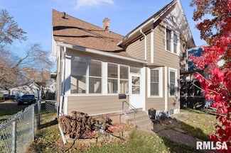 2006 Claussen St, Davenport, IA 52802