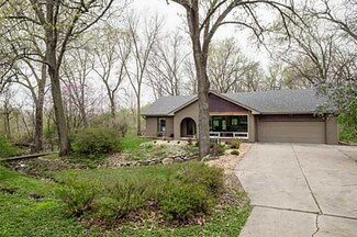 736 SW 42nd St, Des Moines, IA 50312