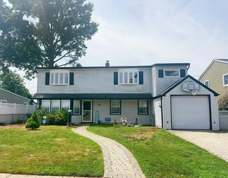 18 Hickory Ln, Levittown, NY 11756