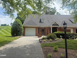 915 Fine Glen Dr, Sevierville, TN 37862