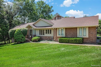 5503 Walnut Cir W, West Bloomfield, MI 48322