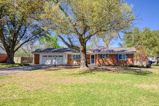 1007 Hilltop Dr, Palestine, TX 75801