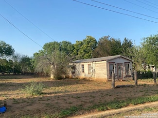 414 E Frio St, Dilley, TX 78017
