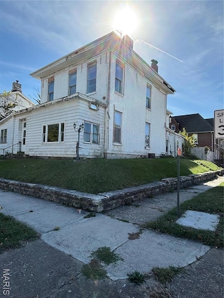 203 S 6th St, Hannibal, MO 63401