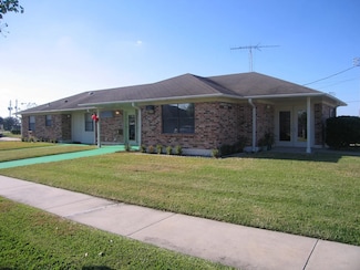 1207 Miracle Dr, Edna, TX 77957