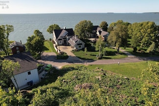 4264 E Cliff Rd, Port Clinton, OH 43452