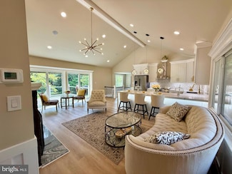 9905 Stoughton Rd, Fairfax, VA 22032