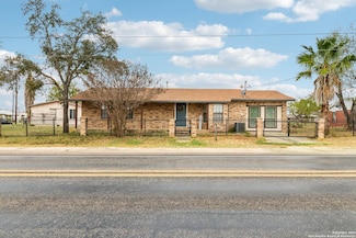 1005 E Westmeyer St, Poth, TX 78147