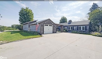 1431 Beeds Lake Dr, Hampton, IA 50441