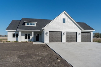 2132 Deerwood Dr, North Mankato, MN 56003