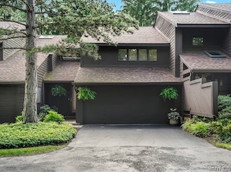 92 Breezewood Common, East Amherst, NY 14051