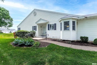 1106 Iowa Dr, Le Claire, IA 52753