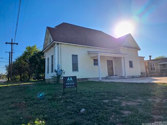 1602 Avenue U, Hondo, TX 78861