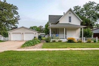 532 E 4th St, Tipton, IA 52772