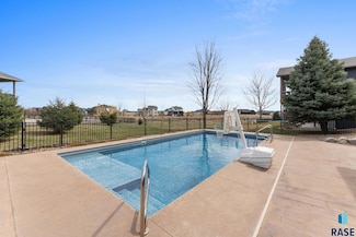8208 Spice Hill Cir, Sioux Falls, SD 57108