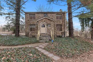 22 Saline Ln, Fenton, MO 63026