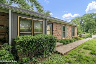 1047 Rollingwood Ln, Goshen, KY 40026