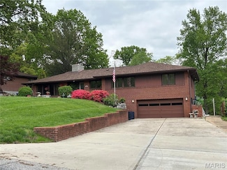 15 Lake Pembroke Dr, Saint Louis, MO 63135