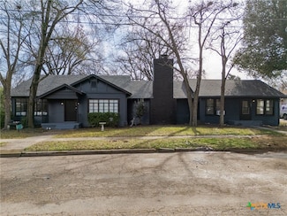 607 E 12th St, Cameron, TX 76520