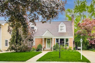 300 Hollywood Ct, Wilmette, IL 60091