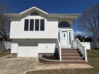 390 37th St, Lindenhurst, NY 11757