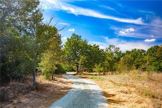 12428 Red Hill Rd, Hearne, TX 77859