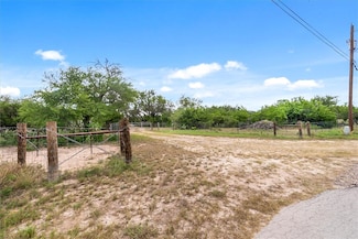 1402 Stephens Dr, George West, TX 78022