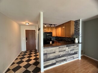 5820 Oakwood Dr Unit 5F, Lisle, IL 60532