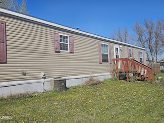 101 Hickman St, Grenora, ND 58845