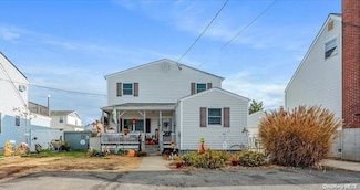 718 S 9th St, Lindenhurst, NY 11757
